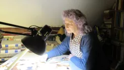 Béatrice concentrée sur la réalisation d'une dessin animalier